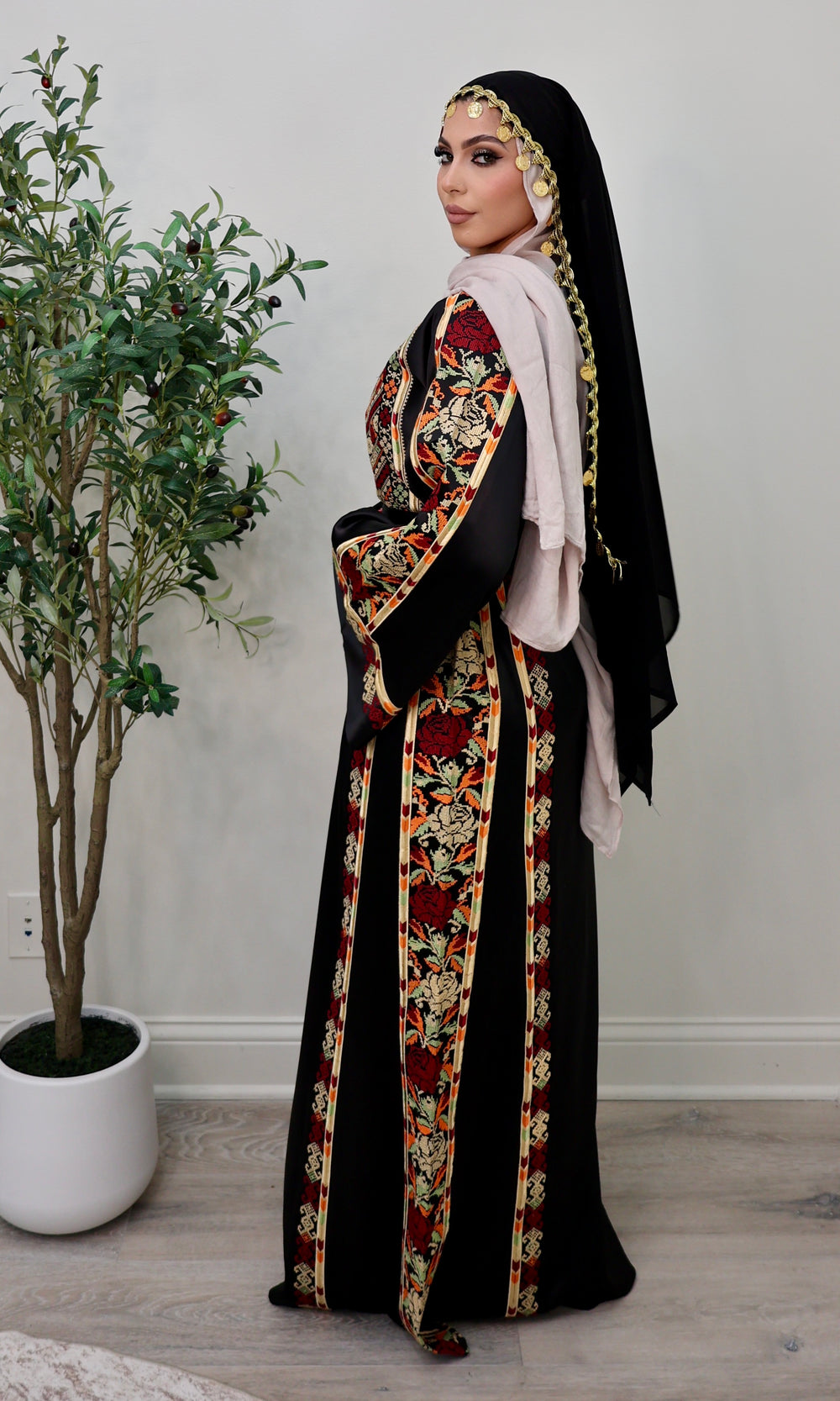Royal Amira Thobe