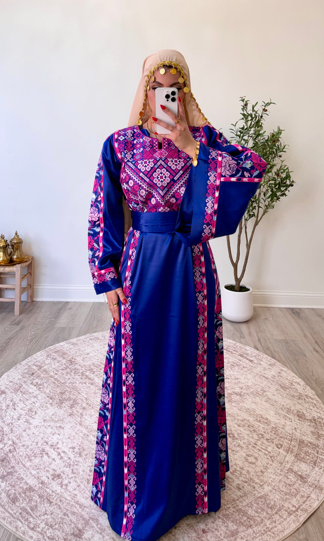 Royal Amira Thobe