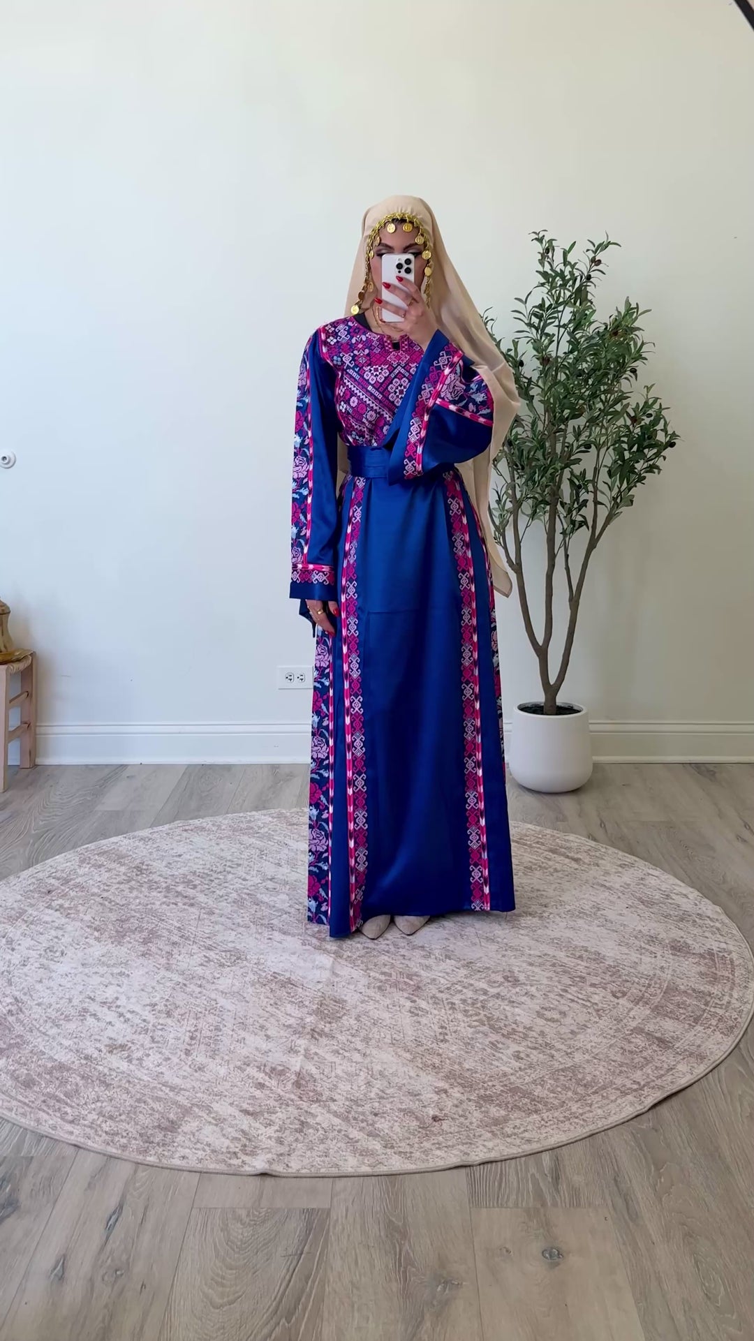 Royal Amira Thobe